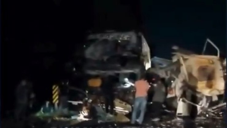 Acidente com ônibus de trabalhadores deixa 2 mortos em MG