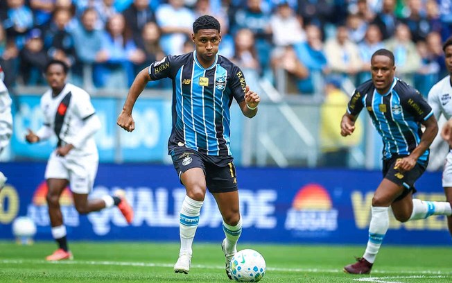Carlos Vinícius lamenta mais uma derrota do Grêmio Carlos Vinícius lamenta mais uma derrota do Grêmio