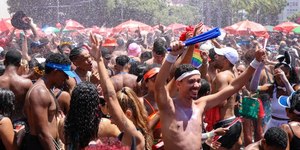 Blocos de Carnaval animam o Rio neste sábado