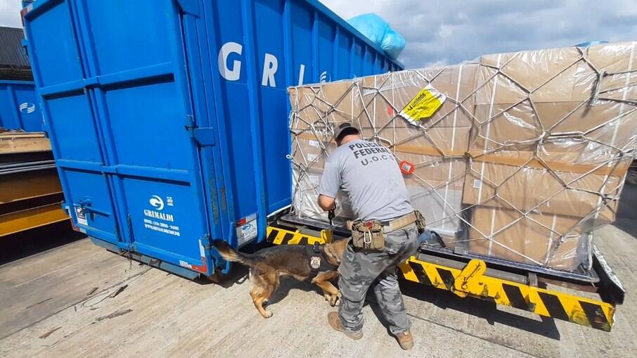 Em uma das ações da PF, drogas estavam dentro de um container que é utilizado para o transporte de bagagens.