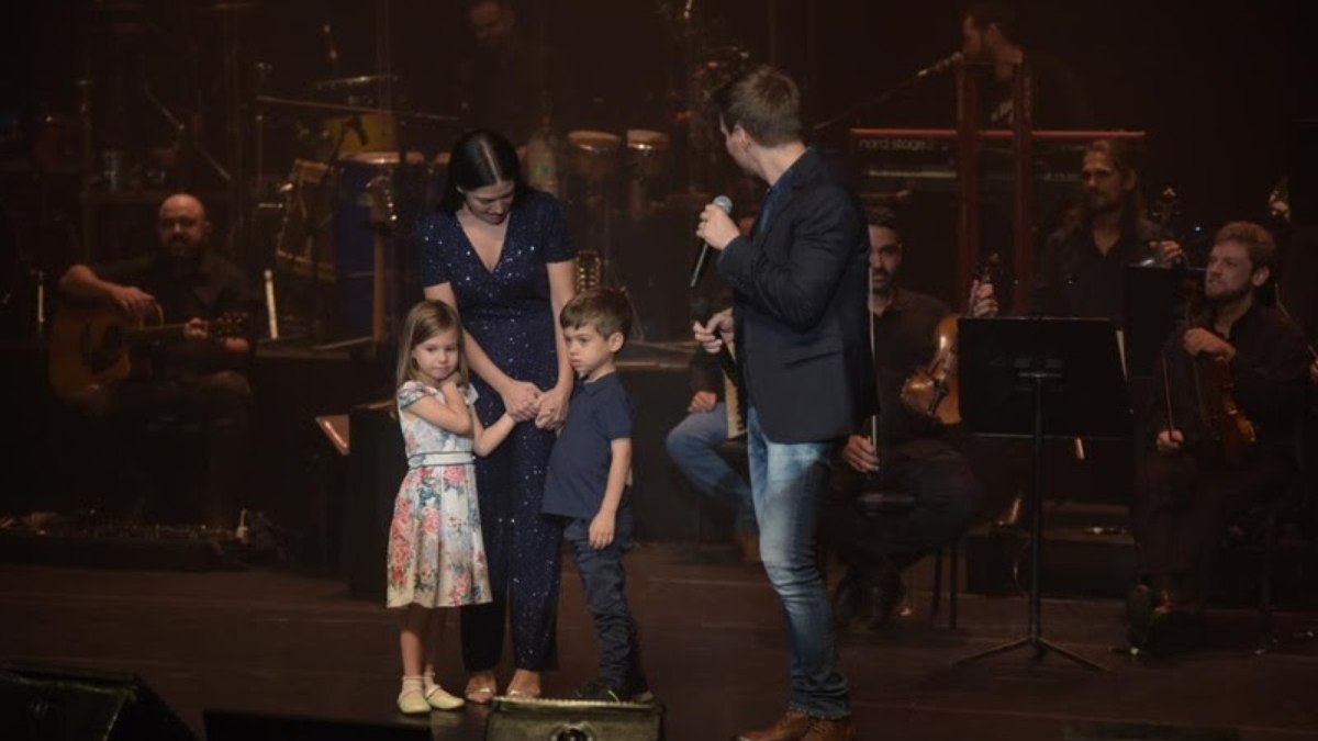 Michel Teló recebeu a família no palco