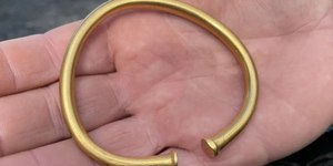 Caçador de tesouros encontra pulseira de ouro de R$ 136 mil