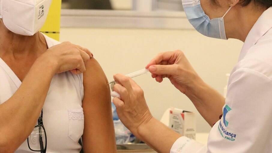 Vacinação tem diversos 'fura-fila'
