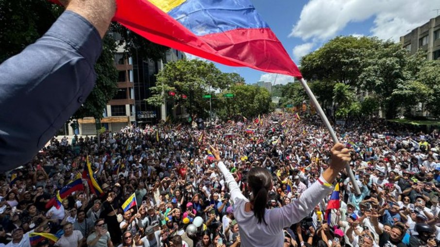 María Corina encabeça manifestações na Venezuela