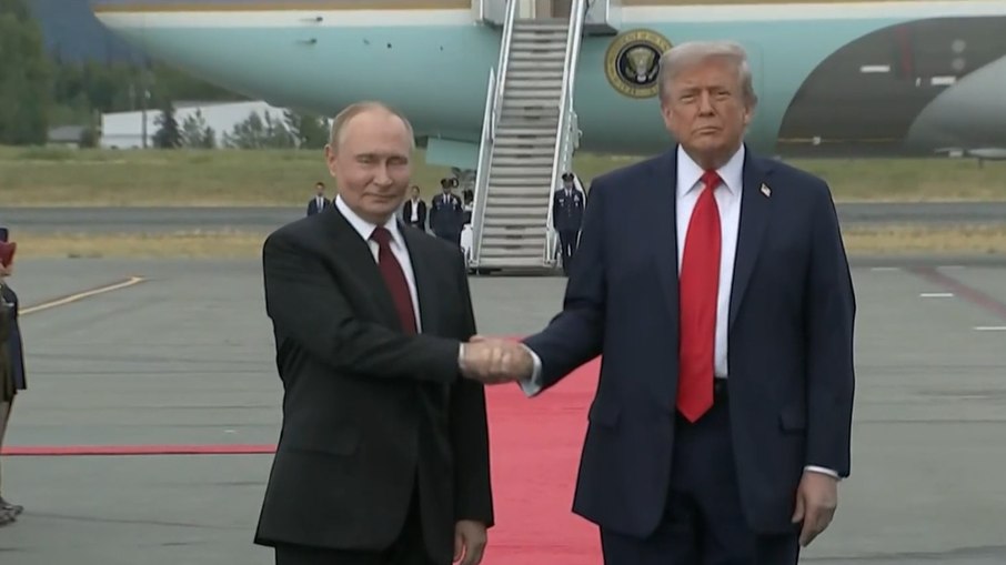 Putin e Trump se cumprimentaram em encontro no Alasca