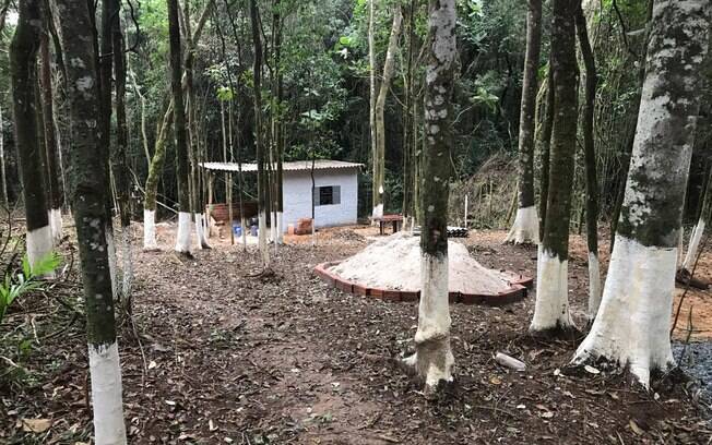 Na estrada dos Paulos, no Bananal, a fiscalização flagrou uma construção que servia de abrigo para ferramentas utilizadas no desmatamento