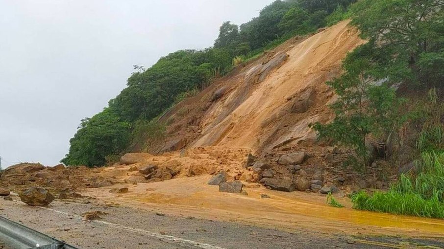 Deslizamento de terra na Rio-Santos