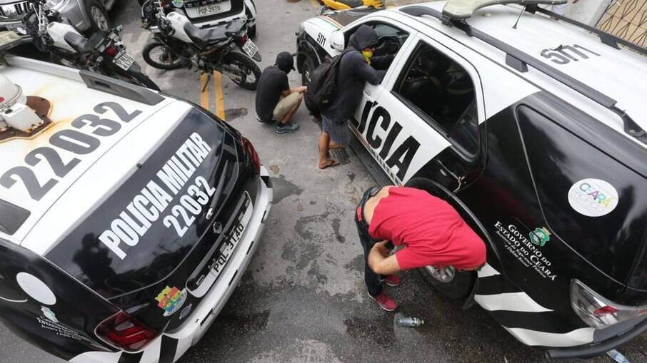 Homens encapuzados furam pneus de carros da polícia em Fortaleza