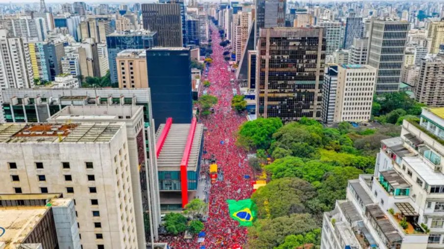 Candidato à reeleição Luiz Inácio Lula da Silva durante ato na Avenida Paulista, em São Paulo Candidato à reeleição Luiz Inácio Lula da Silva durante ato na Avenida Paulista, em São Paulo