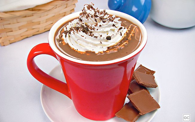 5 receitas rápidas de chocolate quente para dias frios