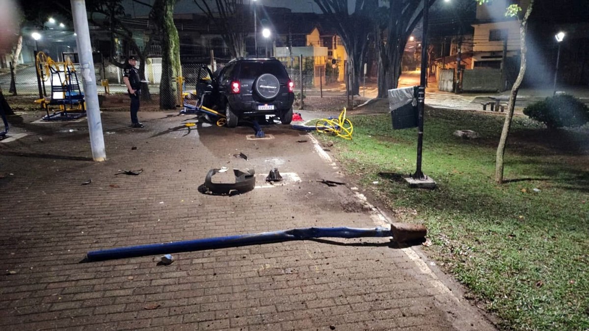 O condutor apresentava odor etílico e alegava que havia perdido o controle e invadido a praça. O condutor apresentava odor etílico e alegava que havia perdido o controle e invadido a praça.