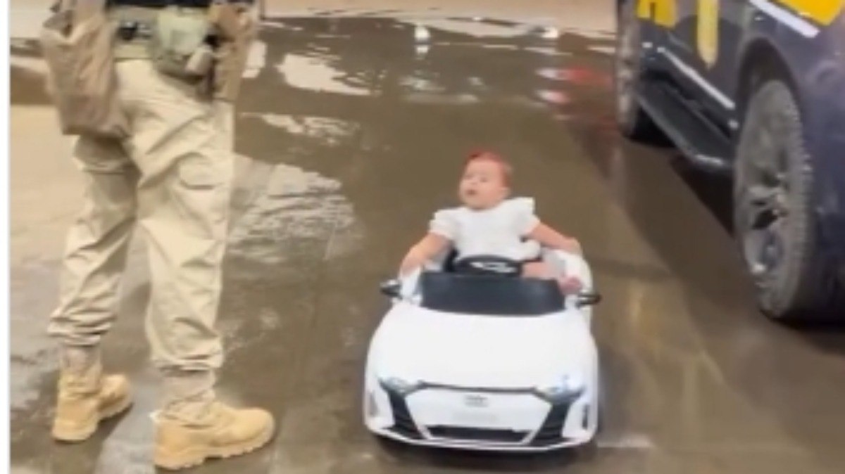 Beb%C3%AA%20%C3%A9%20parada%20pela%20PRF%20em%20carro%20el%C3%A9trico%20e%20viraliza