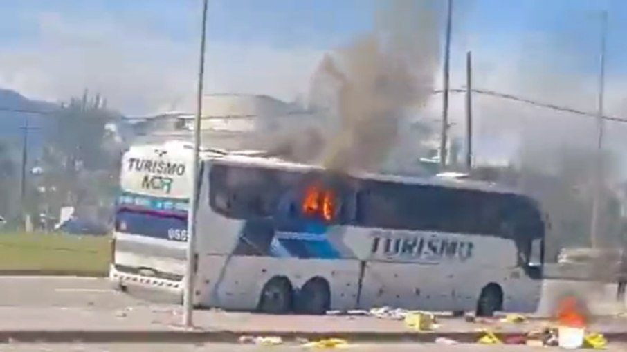 Ônibus que levou torcedores uruguaios ao Rio de Janeiro foi incendiou