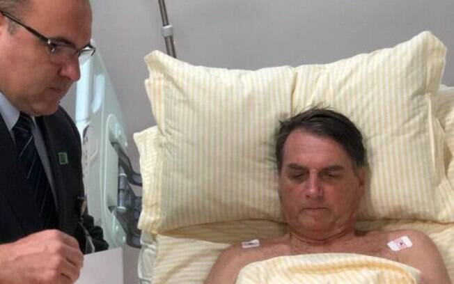 Jair Bolsonaro já despacha do hospital: 
