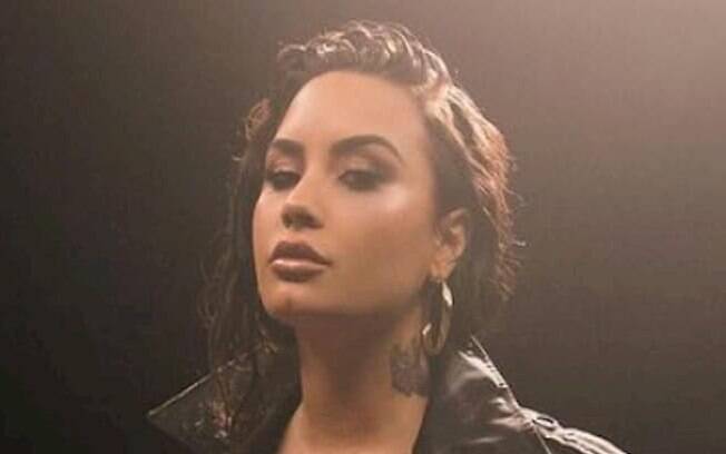 Demi Lovato exibe novo piercing acima da orelha esquerda