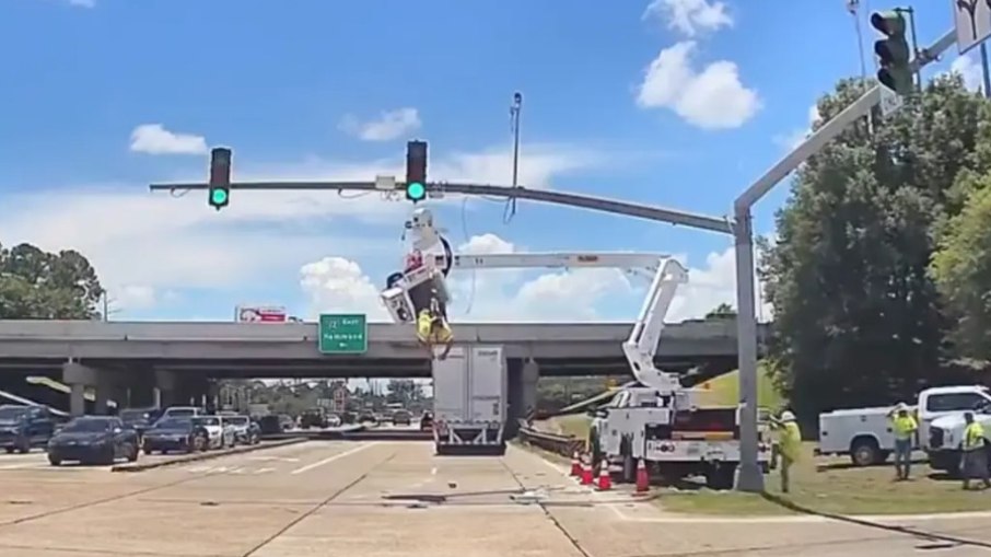 Vídeo flagra caminhão atingindo operário que ficou pendurado Vídeo flagra caminhão atingindo operário que ficou pendurado