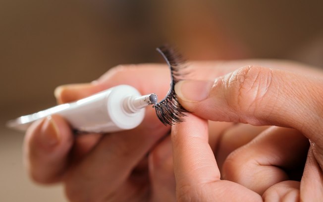 Anvisa faz alerta sobre o uso de colas para aplicação de cílios e unhas