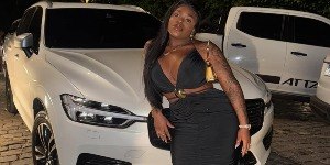 Jojo Todynho aparece toda estilosa em clique com carrão