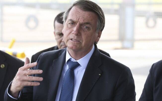 O presidente Jair Bolsonaro fala à imprensa no Palácio da Alvorada