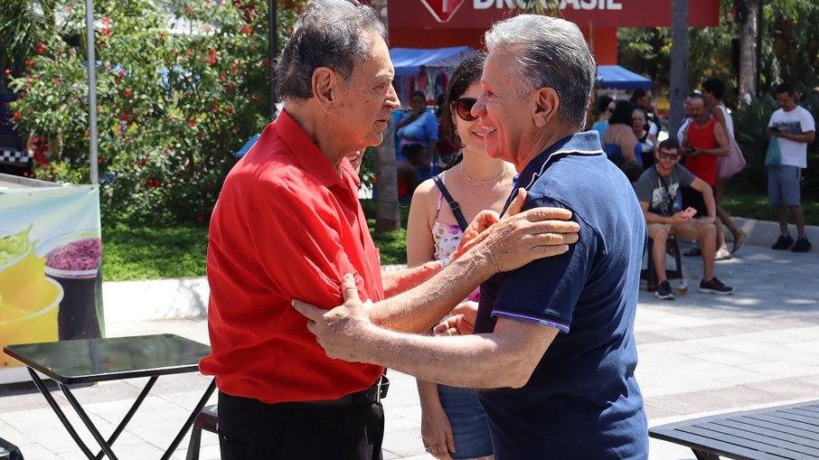 Dr. Dario conversa com munícipe durante participação em evento 