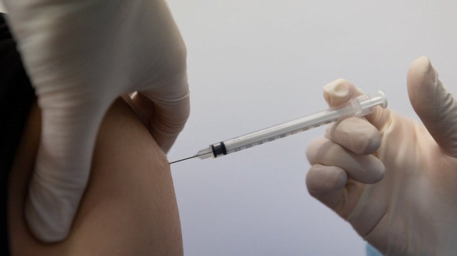 Covid: novas vacinas reduzem risco de hospitalização pela metade
