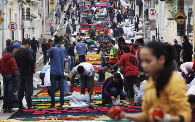 Neste ano, o evento realizado pela Igreja Católica terá mais de 50 quadros nas principais vias do centro histórico de Santana do Parnaíba, que espera a visita de 30 mil pessoas. Foto: Gabriela Bilo/Futura Press