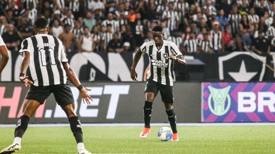 Botafogo encara o Athletico-PR pelo Brasileirão