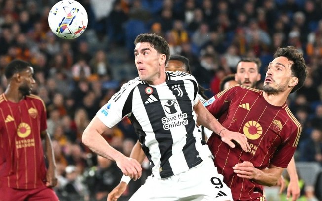 O atacante sérvio da Juventus, Dusan Vlahovic (à esquerda), disputa a bola com o zagueiro alemão da Roma, Mats Hummels, durante a partida da Serie A entre os dois times no Estádio Olímpico de Roma, em 6 de abril de 2025. O atacante sérvio da Juventus, Dusan Vlahovic (à esquerda), disputa a bola com o zagueiro alemão da Roma, Mats Hummels, durante a partida da Serie A entre os dois times no Estádio Olímpico de Roma, em 6 de abril de 2025.