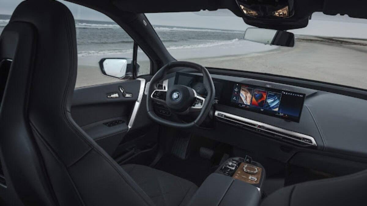 BMW iX vem com interior minimalista e uma longa tela que ocupa quase toda a extensão do painel BMW iX vem com interior minimalista e uma longa tela que ocupa quase toda a extensão do painel