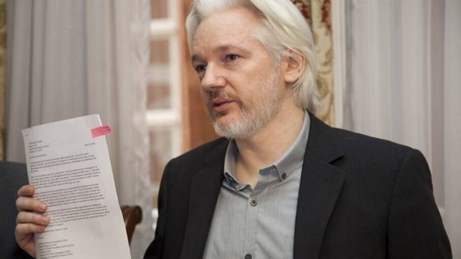 Julian Assange é acusado de 18 crimes no Reino Unido