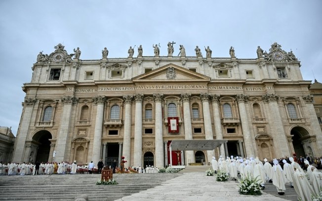 Vista geral da Basílica de São Pedro durante a missa de abertura da Assembleia Geral Ordinária do Sínodo dos Bispos, em 2 de outubro de 2024 no Vaticano