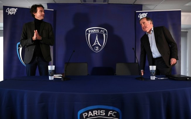 O presidente do Paris FC, Pierre Ferracci (D) e o representante da holding Agache, Antoine Arnault, durante uma coletiva de imprensa em Orly (sul de Paris) em 20 de novembro de 2024. O presidente do Paris FC, Pierre Ferracci (D) e o representante da holding Agache, Antoine Arnault, durante uma coletiva de imprensa em Orly (sul de Paris) em 20 de novembro de 2024.