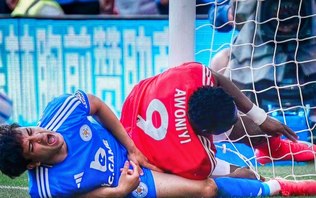 Atacante de clube inglês é operado após forte choque com a trave