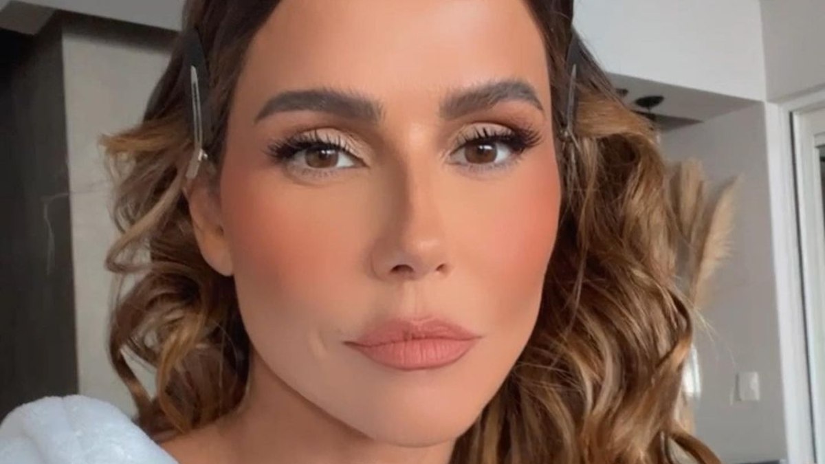 Deborah Secco conta que estava nua quando conheceu babá da filha