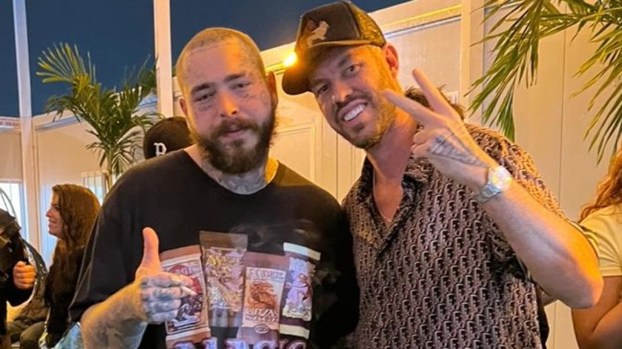 Post Malone ao lado do amigo brasileiro, o empresário Diego Aguiar