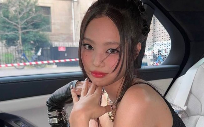 Jennie, do BLACKPINK, aparece loira e com look ‘sem calça’ da Chanel