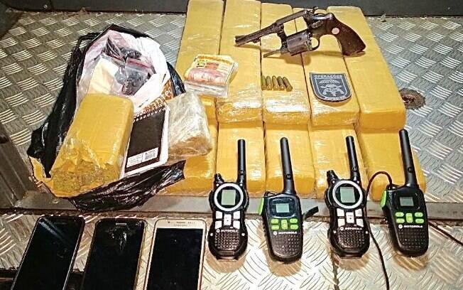 15kg de maconha, arma, radiocomunicadores, celulares, dinheiro e material de inteligência apreendidos na Operação da Muniz