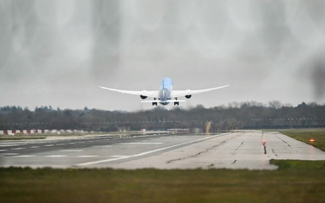 Um avião decola no aeroporto de Gatwick, no sul de Londres, em 21 de março de 2025, após o fechamento do aeroporto de Heathrow devido a um incêndio em uma subestação que fornecia energia para o aeroporto.