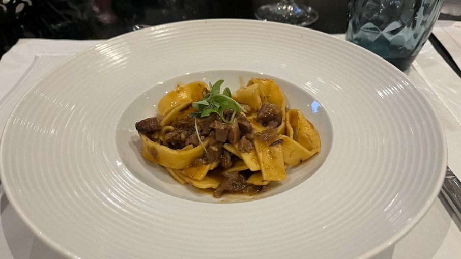 Pappardelle com ragu de cordeiro com sabor intenso e textura marcante que traduz conforto e profundidade em cada garfada