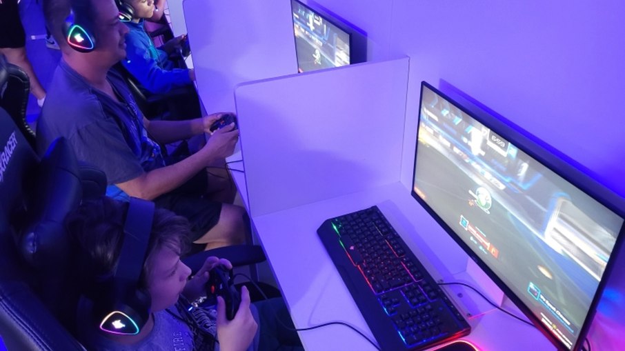 Estrutura conta com 30 computadores profissionais, cadeiras e fones de ouvido gamer