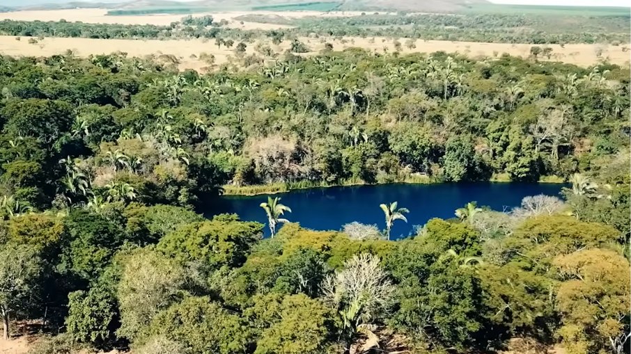 Vista aérea mostra o Lago Azul em meio à vegetação e à paisagem rural de Niquelândia, no norte de Goiás Vista aérea mostra o Lago Azul em meio à vegetação e à paisagem rural de Niquelândia, no norte de Goiás