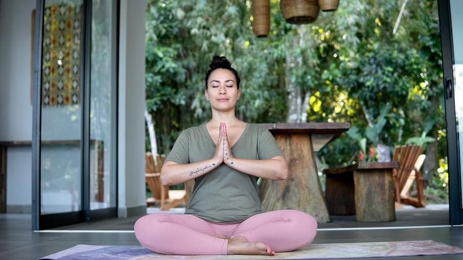Com mais de 1 milhão de seguidores, Pri Leite faz sucesso dando aulas de yoga no YouTube