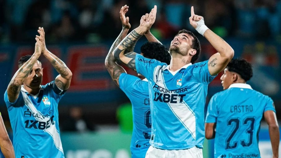 Felipe Vizeu comemora gol que deu a vitória para o Sporting Cristal 