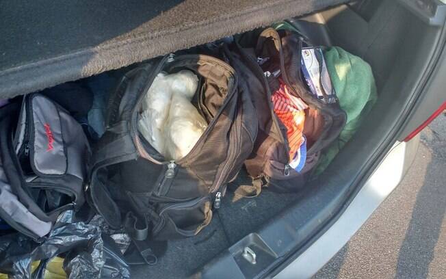 No veículo foi encontrado uma mochila com 6 kilos de cocaína e uma balança de precisão