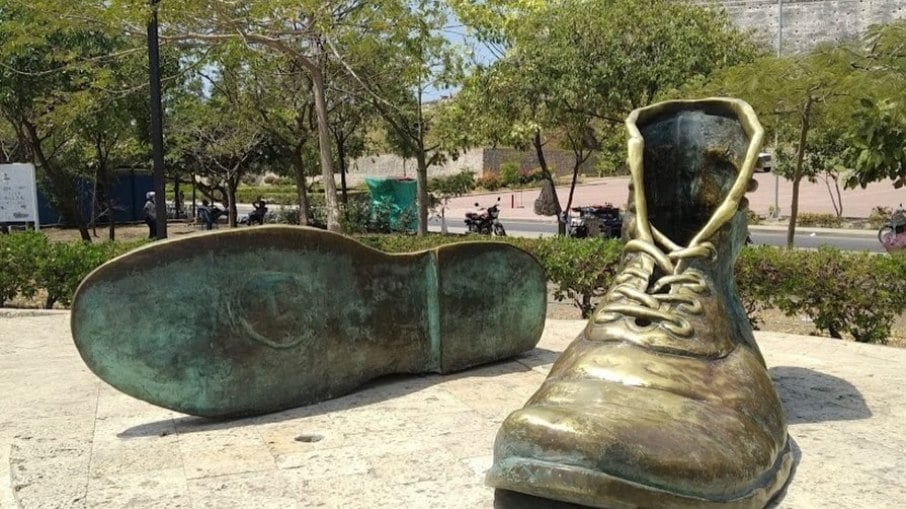 A obra 'Sapatos Velhos' é inspirada no poema 'À minha cidade natal' do colombiano Luis Carlos López