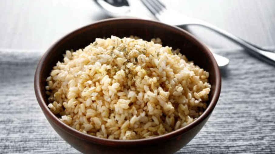 Aprenda a fazer arroz integral soltinho e saboroso com essas dicas