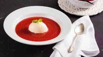 Chef Wagner Rezende ensina a preparar uma sopa de morangos; assista aqui
