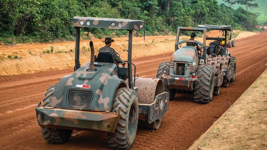 Área de engenharia do Exército em obra de rodovia Área de engenharia do Exército em obra de rodovia