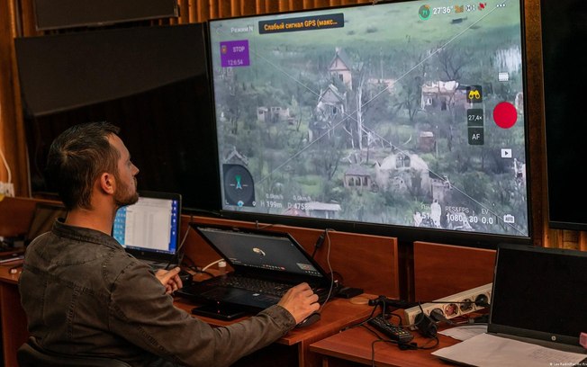 Militares da Ucrânia usam internet da Starlink para controlar seus drones de ataque de longo alcance