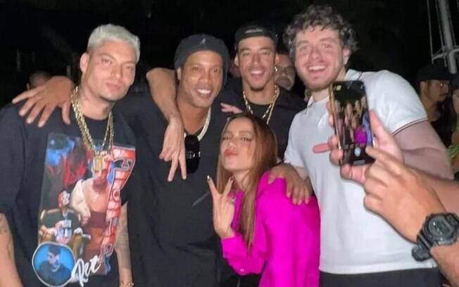Ronaldinho aparece em foto com Anitta e rappers na comemoração do aniversário de 42 anos